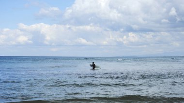 Onun sörf tahtası ile mavi denizde dalış ile Surfer.