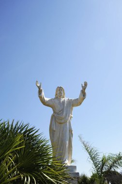 Cristo Redentor heykeli (Kurtarıcı İsa). Rio de janeiro'daki heykele benzer. Bağışlama kavramı. Oğlunu affeden baba.