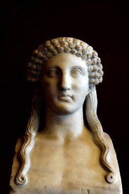 Sappho'nun büstü. Sappho'nun cinselliği uzun zamandır tartışma konusu olmuştur. Lezbiyen konsepti. Roma, İtalya
