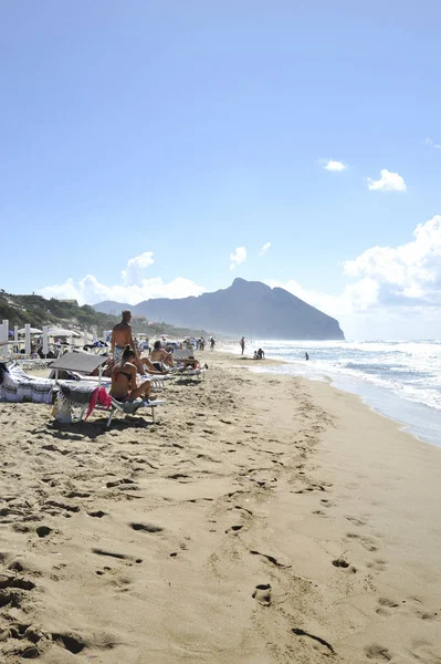Pessoas Relaxadas Praia Sabaudia Para Férias Verão Montanha Circeo Fundo — Fotografia de Stock