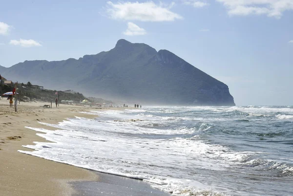 Orilla Bajo Cielo Nublado Fondo Famosa Montaña Circeo Lazio Italia — Foto de Stock