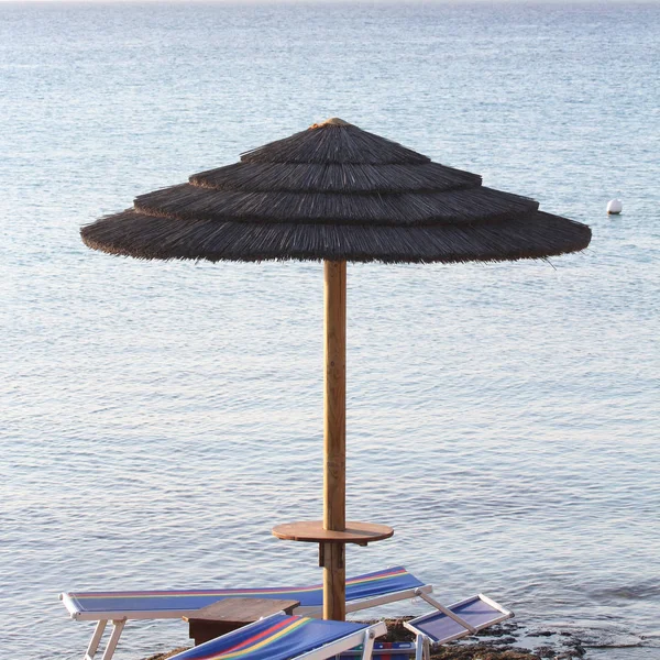 Straw Umbrella Blue Sea Sky Two Deckchairs Remain Umbrella — Stock Photo, Image