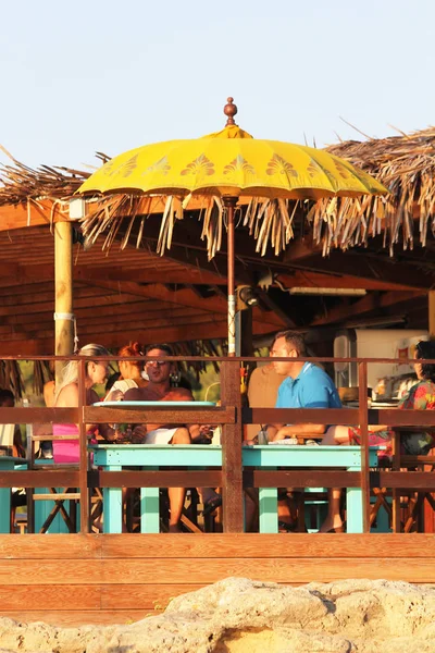 Amigos Sentados Una Mesa Cerca Playa Comiendo Amigos Sonrientes Sentados — Foto de Stock