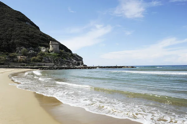 Circeo Milli Parkı'nda Akdeniz'e yakın bir tepeüzerinde Antik savunma kulesi Torre Paola. Lungomare di Sabaudia Kıyısı, Latina ili, Orta İtalya'da Lazio bölgesi.