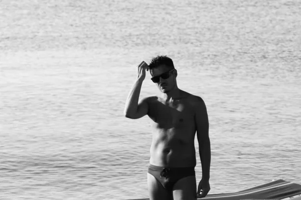 Hombre Guapo Con Gafas Sol Traje Baño Están Disfrutando Playa — Foto de Stock