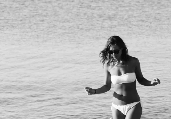 Fille Incroyable Avec Des Lunettes Soleil Dans Maillot Bain Blanc — Photo