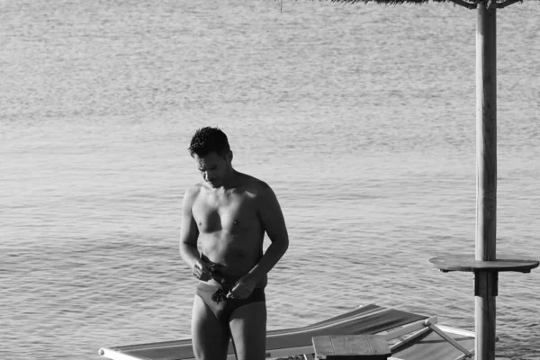 Hombre Guapo Con Gafas Sol Traje Baño Están Disfrutando Playa — Foto de Stock