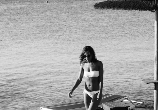 Niesamowita Dziewczyna Okulary Przeciwsłoneczne Białym Stroju Kąpielowym Chodzenie Skalistej Plaży — Zdjęcie stockowe