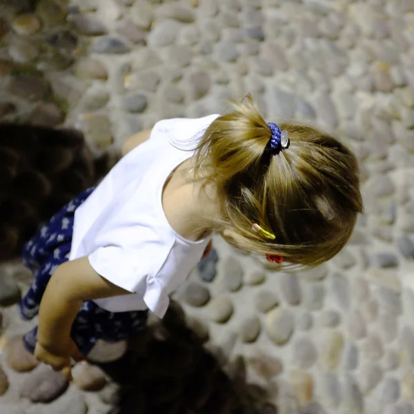 Caucasian Little Girl Looking — Stock Photo, Image