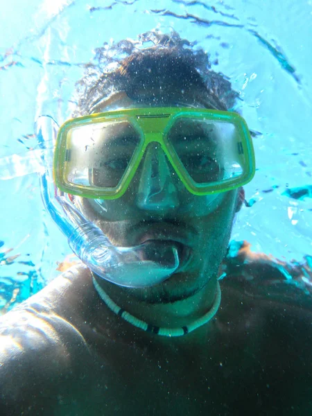 自画像や自分撮りを作る水中スキューバダイバー — ストック写真