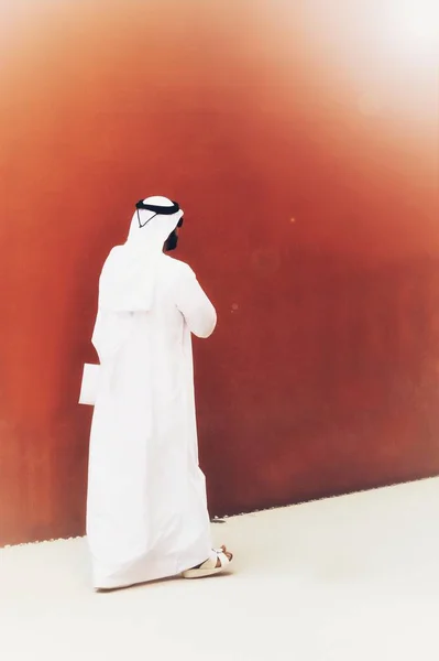 Elegancki Mężczyzna Okularach Przeciwsłonecznych Arabskich Sukienkach Spacerujący Ulicach Swojego Kraju — Zdjęcie stockowe