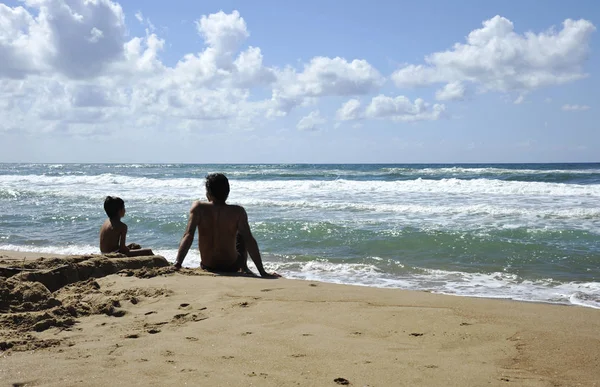 Padre Figlio Che Giocano Sulla Spiaggia All Ora Del Tramonto — Foto Stock