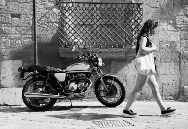 Scooter Amarelo Rua Antiga Cidade Italiana Enquanto Uma Mulher Afasta — Fotografia de Stock