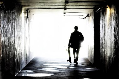 kaykay ile bir çocuğun silueti