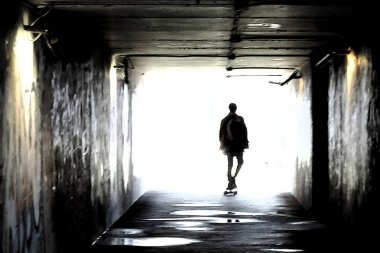 kaykay ile bir çocuğun silueti