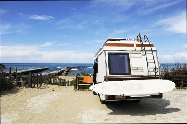 Trasera Campista Vintage Estacionado Playa Playa Con Una Tabla Surf — Foto de Stock