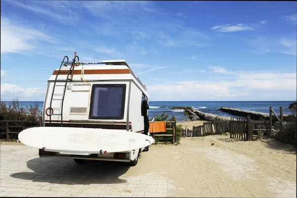 Tył Vintage Camper Zaparkowany Plaży Nad Morzem Deski Surfingowej Plecach — Zdjęcie stockowe