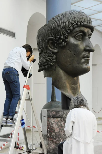 Capitoline Müzesi, Roma, İtalya 'daki devasa Konstantin bronz heykelinin restorasyonu.