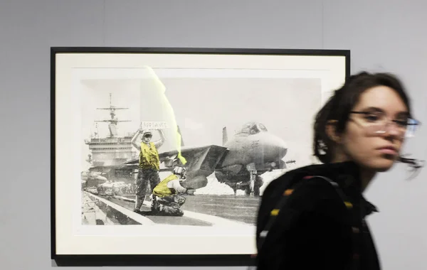 Los Visitantes Observan Las Obras Callejeras Banksy Una Exposición Autorizada —  Fotos de Stock