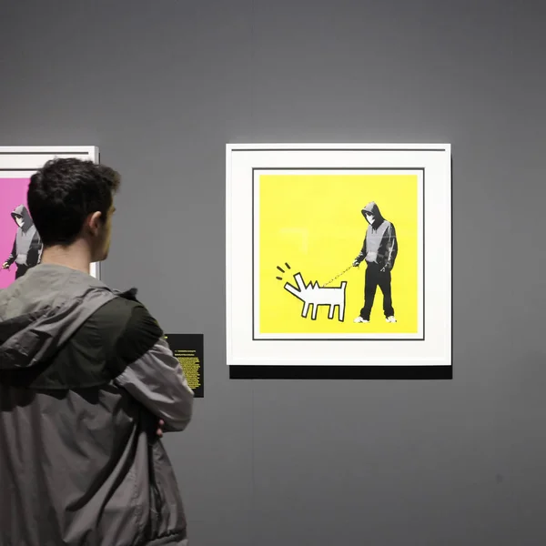 Los Visitantes Observan Las Obras Callejeras Banksy Una Exposición Autorizada —  Fotos de Stock