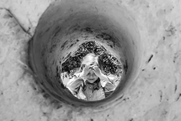 Küçük Kız Talya Bir Zeytin Öğütme Taşının Taş Çemberinde Fotoğraflandı — Stok fotoğraf
