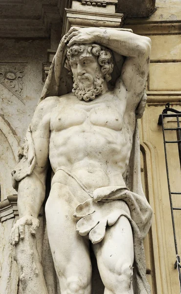 Статуя Геркулеса Входа Палаццо Весковиле Xviii Века Епископский Дворец Историческом — стоковое фото