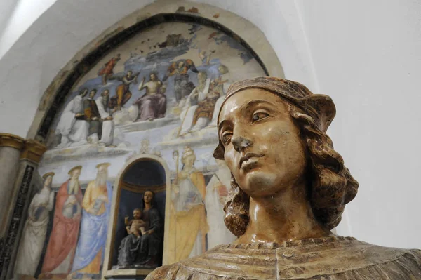 Raffaello Sanzio'nun büstü, Raphael olarak bilinir. Arka planda Raffaello Sanzio tarafından boyanmış bir fresk bulunmaktadır. San Severo Şapeli, Perugia, İtalya