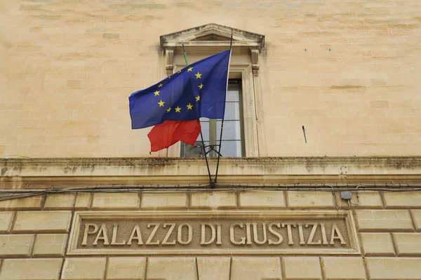 Palazzo di Giustizia. Lecce, İtalya'daki Adalet Sarayı. Cizvitlerin eski manastırı. Cephede Avrupa ve İtalyan bayrağı.