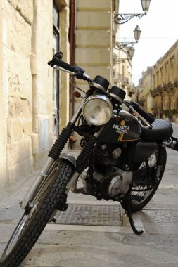 Siyah Honda 400 motosiklet eski İtalyan kasabasının sokakta duruyor. Lecce, Apulia, İtalya