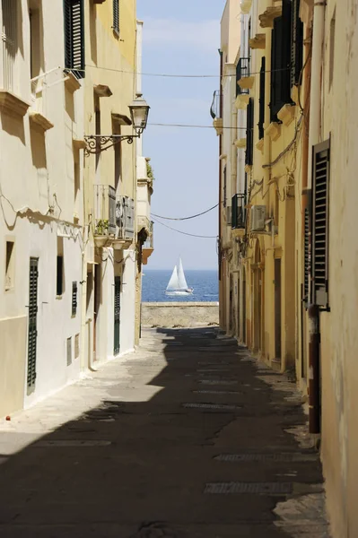 Das Segelboot Ist Auf Dem Meer Zwischen Zwei Gallipoli Gebäuden — Stockfoto
