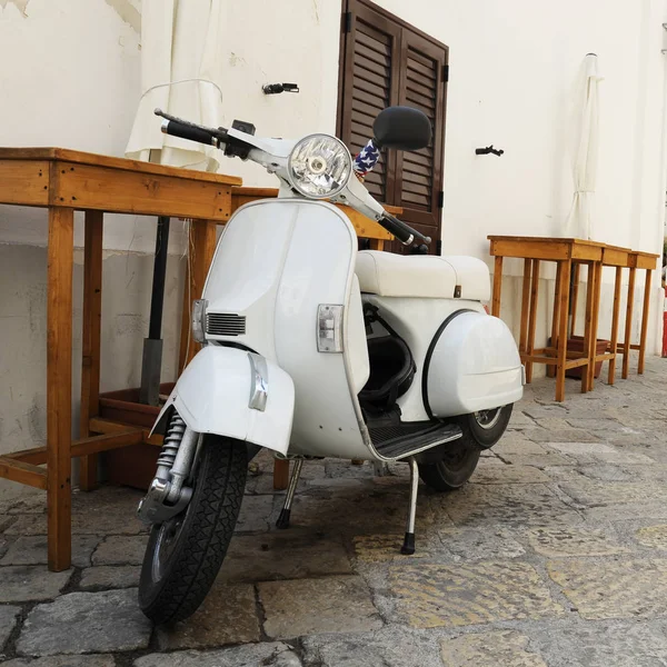 Şehir Gelibolu, Güney İtalya'da Salento Puglia sokakta Vintage beyaz İtalyan scooter.