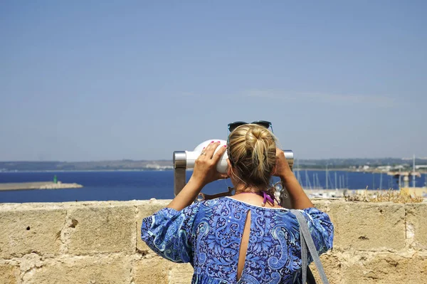 Turista Loira Olha Através Binóculos Mar Castelo Gallipoli Apúlia Itália — Fotografia de Stock