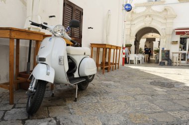 Gelibolu, Apulia, İtalya - 28 Haziran 2019: Beyaz scooter Vespa Piaggio şehir merkezindeki Gelibolu, Salento Puglia, Güney İtalya.