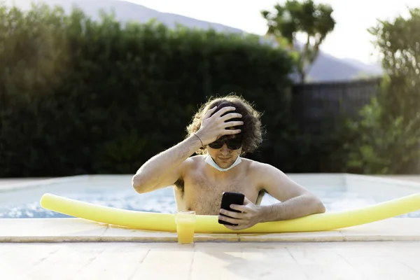 Ung Man Med Sänkt Ansiktsmask Har Roligt Poolside Video Ringa — Stockfoto