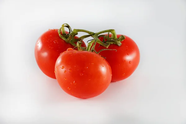 Drei Frische Tomaten Mit Grünen Blättern Isoliert Auf Weißem Rücken — Stockfoto