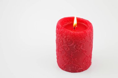 Beyaz arkaplanda kırmızı mum