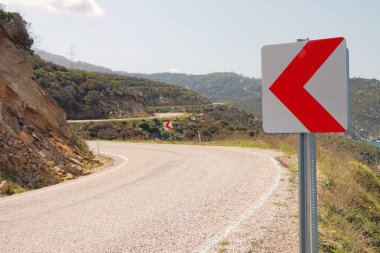 Dağ yolunda sol taraftaki tabela.