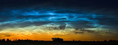 Elektrik hattı ve Litvanya Noctilucent bulutlara gece manzarası