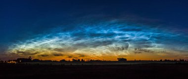 Gece manzarası ile Litvanya Noctilucent bulutlara