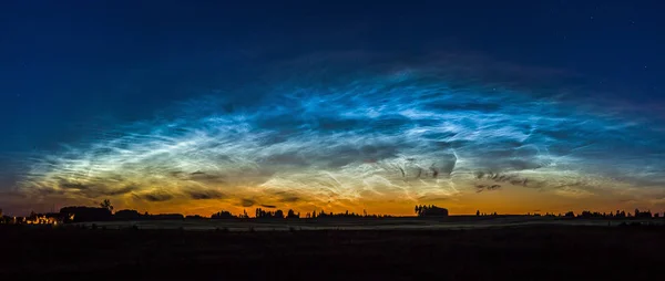 Paisagem noturna com nuvens Noctiluentes na Lituânia — Fotografia de Stock