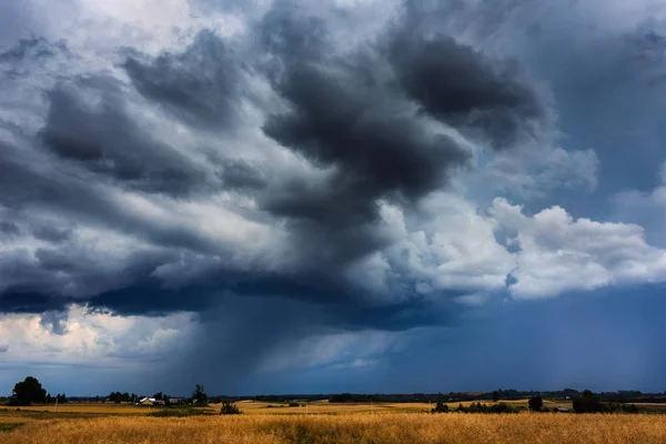 Bild einer Sturmwolke in Litauen — Stockfoto