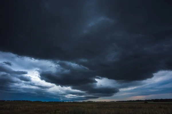 Imagem da nuvem de tempestade tirada na Lituânia — Fotografia de Stock