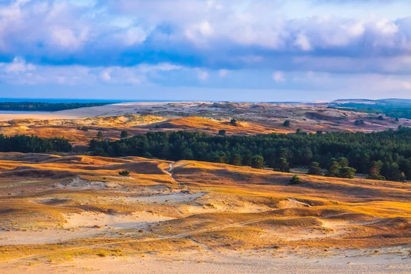 Nida - Mierzeja Kurońska i Zalew Kuroński, Nida, Kłajpeda, Litwa. Bałtycki wydm. Dziedzictwa UNESCO. Nida znajduje się na Mierzei Kurońskiej — Zdjęcie stockowe