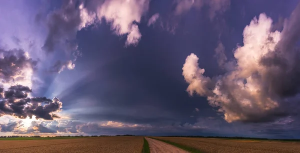 Espera Tempestade Raios Luzes Nuvens Escuras Chuva Forte Mau Tempo — Fotografia de Stock