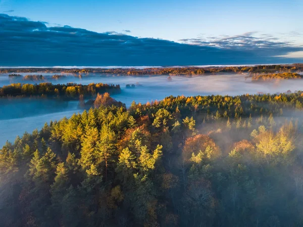 秋には、リトアニアでの霧の空撮 — ストック写真