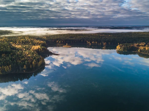 リトアニアで湖の秋空撮 — ストック写真