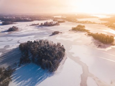 Kış kar hava görünümünü orman kaplı ve bir dron Litvanya ile yukarıdan donmuş göl yakalanan.