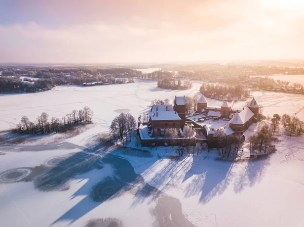 Trakai slott på vintern, aerial view av slottet — Stockfoto