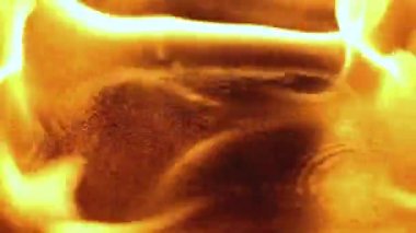 Koyu arka plan yağda ateş yakma