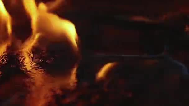 Горящий нефтяной огонь на тёмном фоне — стоковое видео